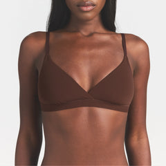FITS EVERYBODY CROSSOVER BRALETTE | COCOA