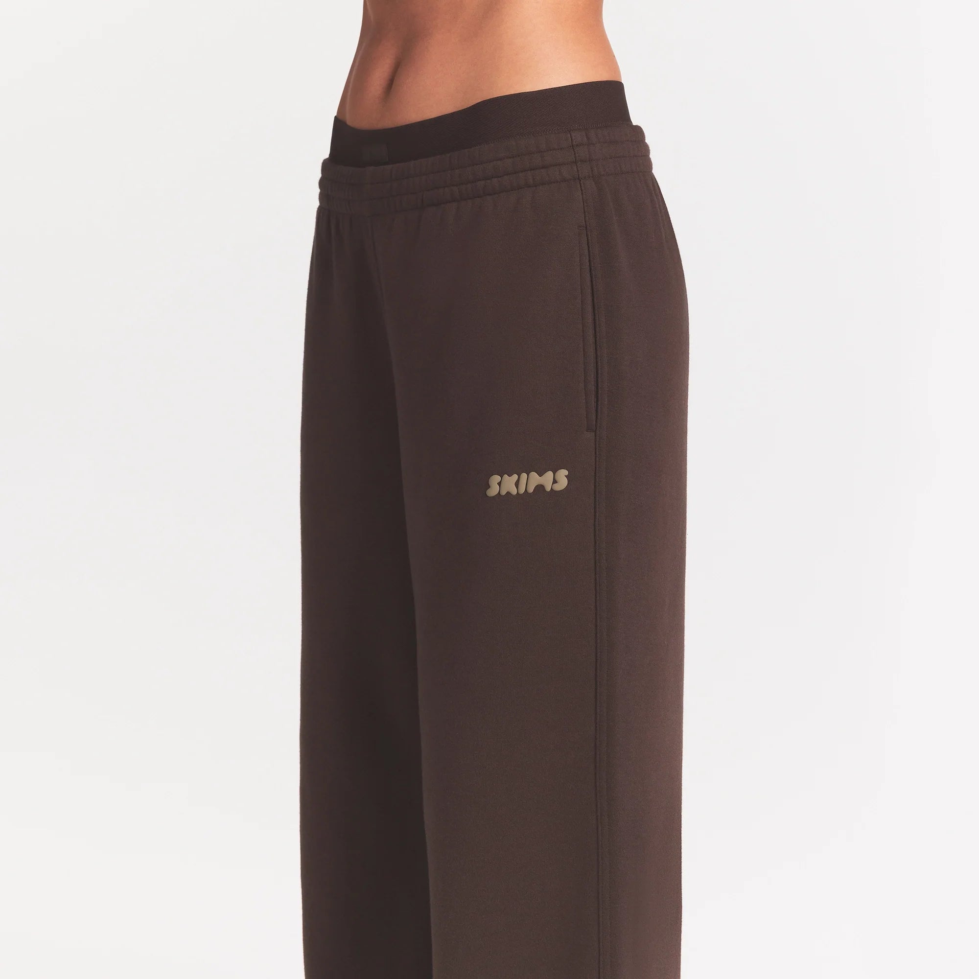COTTON FLEECE DOUBLE WAISTBAND PANT WITH EMBOSSED LOGO | ESPRESSO