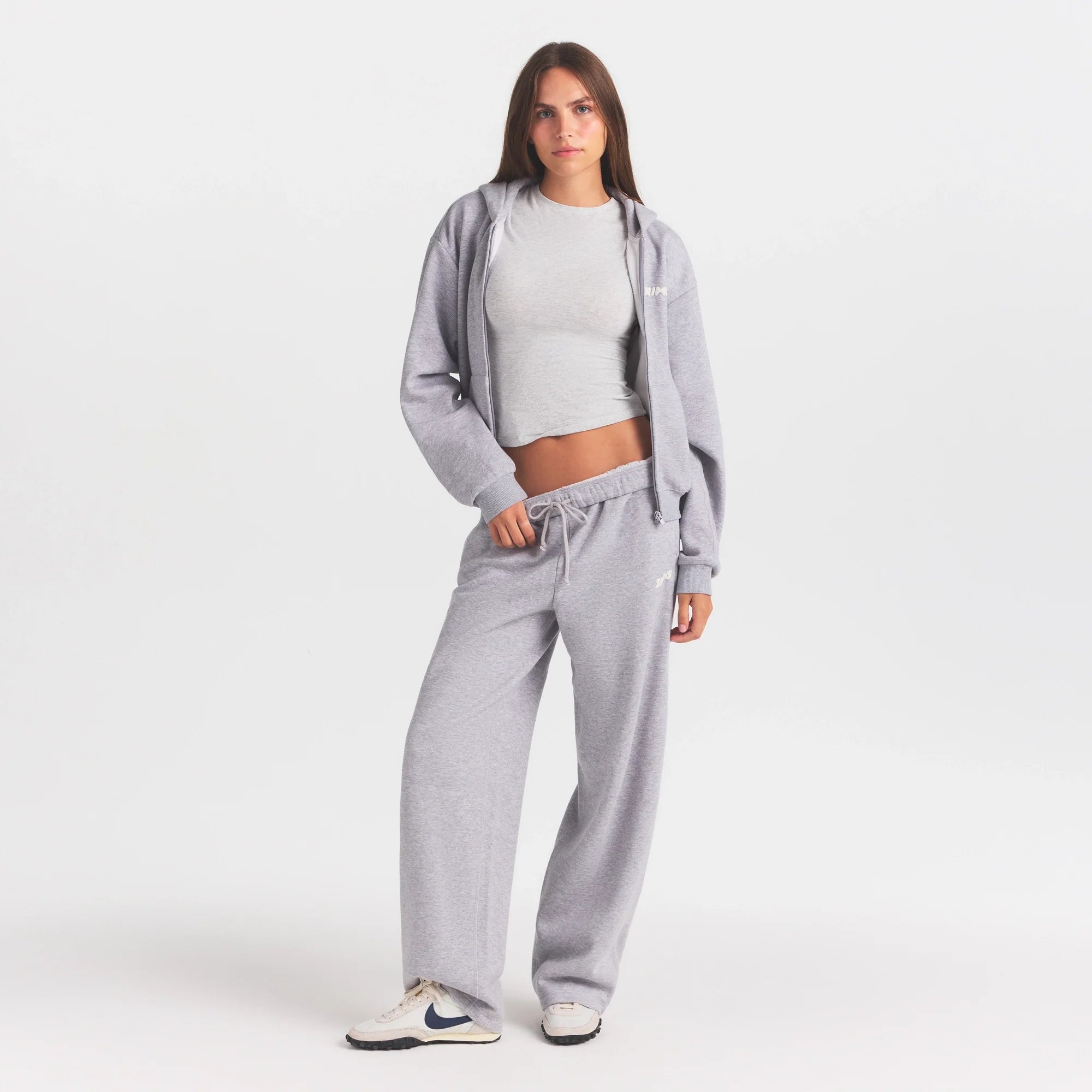 COTTON FLEECE STRAIGHT LEG PANT WITH EMBOSSED LOGO | HEATHER GREY