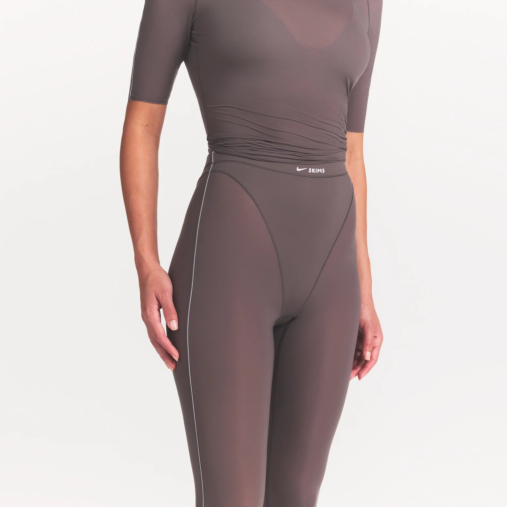 NikeSKIMS WEIGHTLESS LAYERS V-PANEL 28" LEGGING | BOULDER