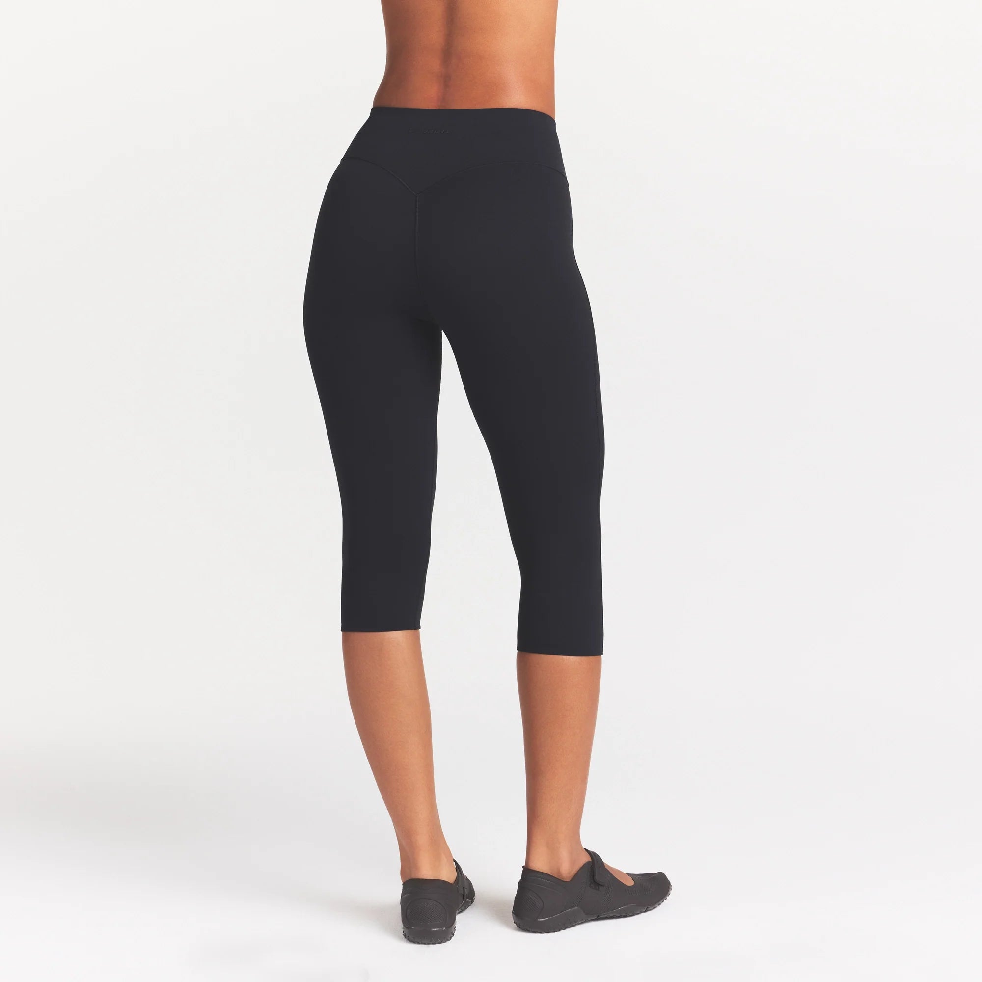 NikeSKIMS STUDIO STRETCH 17" CAPRI LEGGING | OBSIDIAN