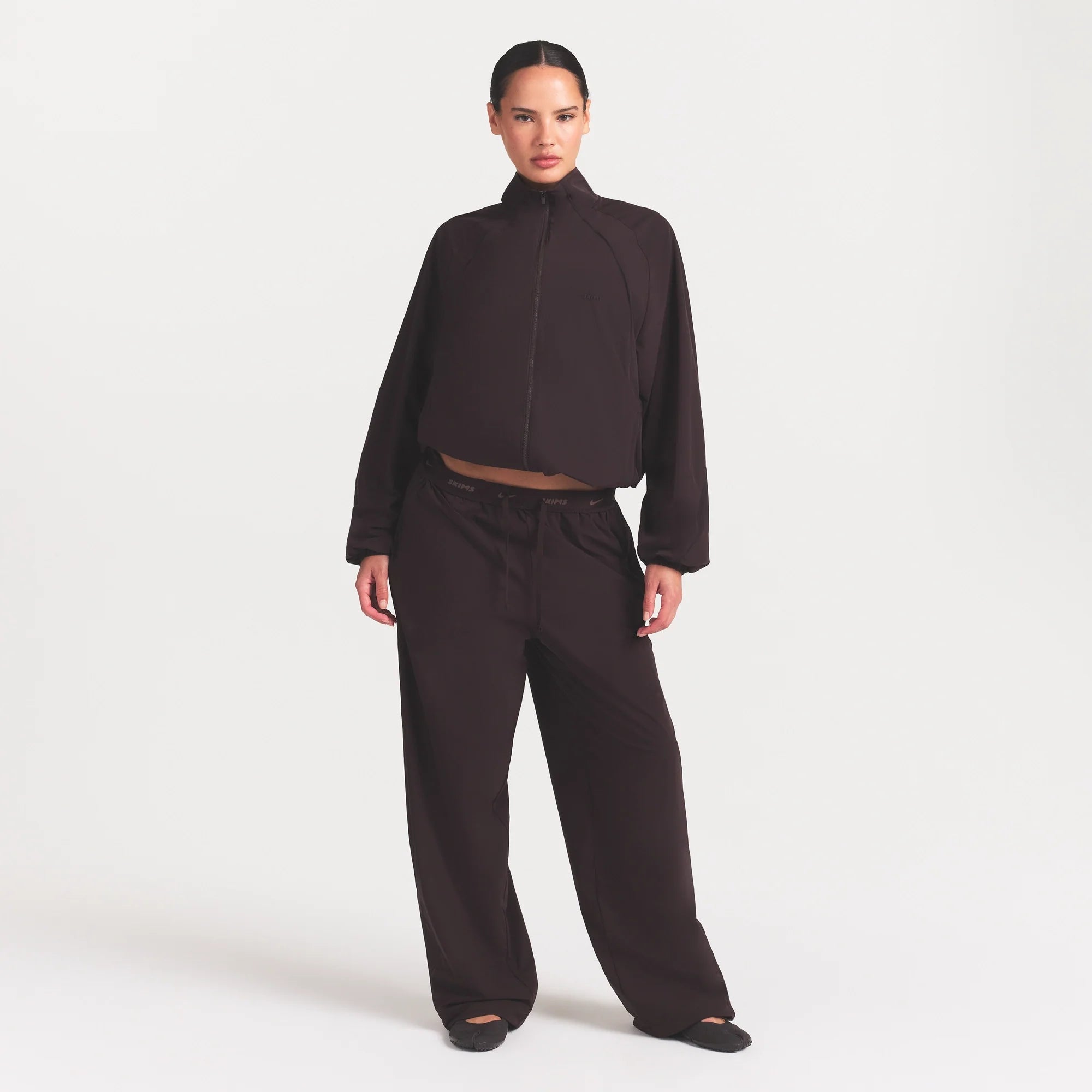 NikeSKIMS STRETCH NYLON OVERSIZED PANT | DARK ROAST
