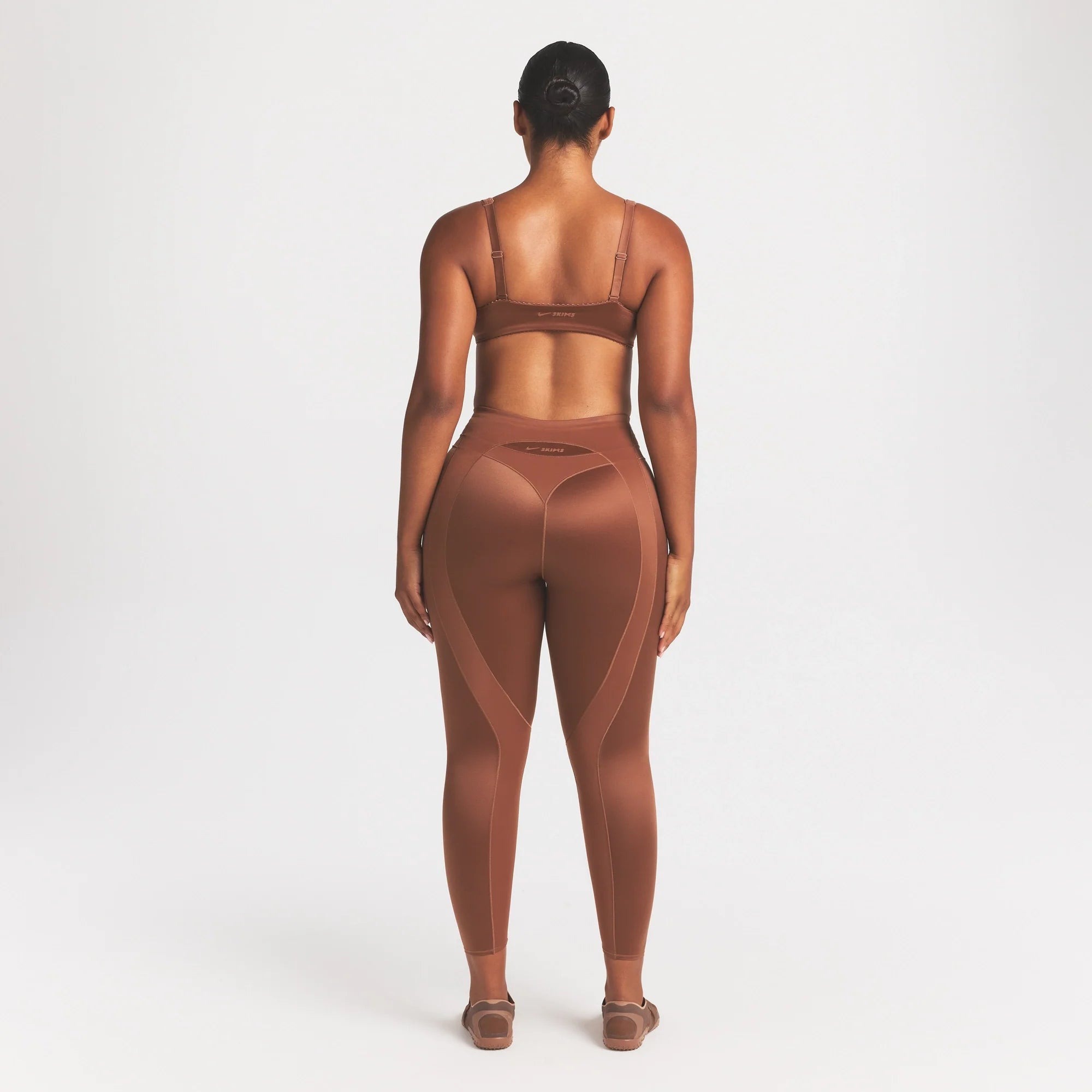 NikeSKIMS SATIN SHINE PANELED 26” LEGGING | CAROB BROWN