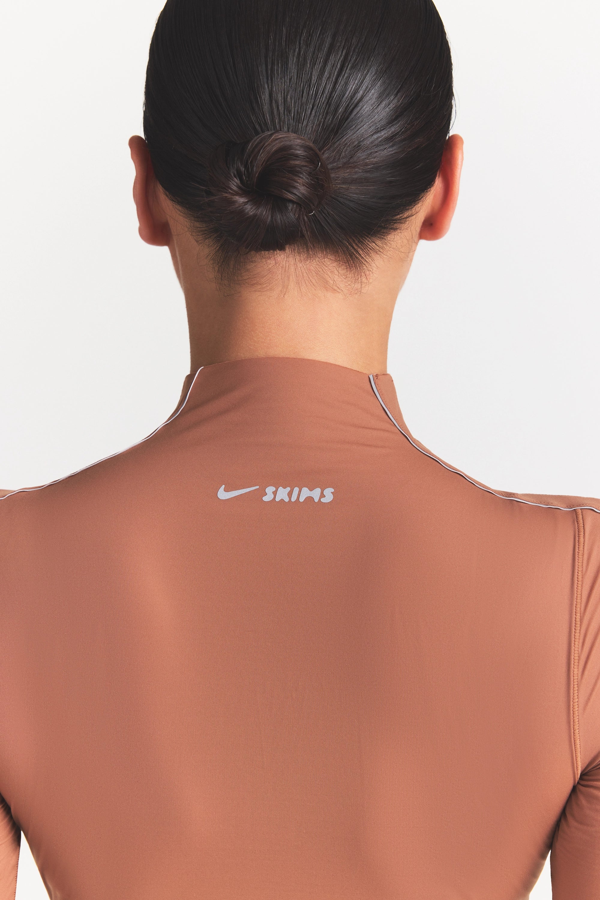 NikeSKIMS WEIGHTLESS LAYERS MOCK NECK SHORT SLEEVE T-SHIRT | CAROB BROWN