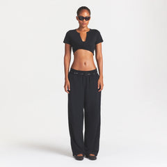 NikeSKIMS PERFORMANCE COTTON BLEND SHORT SLEEVE V-NECK CROP TOP | OBSIDIAN