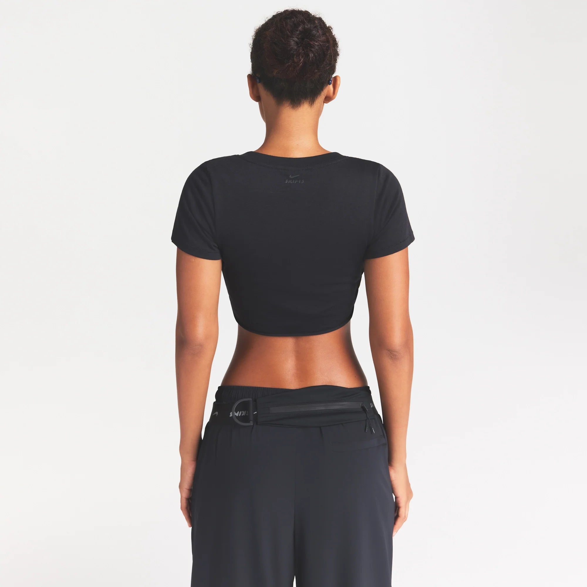 NikeSKIMS PERFORMANCE COTTON BLEND SHORT SLEEVE V-NECK CROP TOP | OBSIDIAN