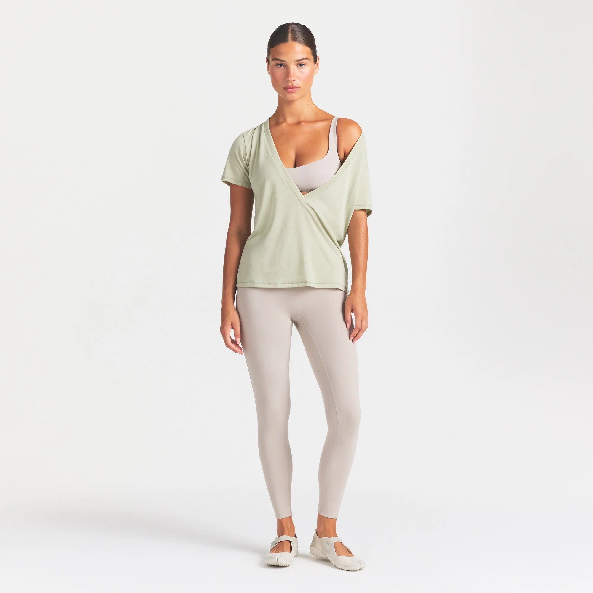 NikeSKIMS PERFORMANCE COTTON BLEND SHORT SLEEVE V-NECK TOP | TALC