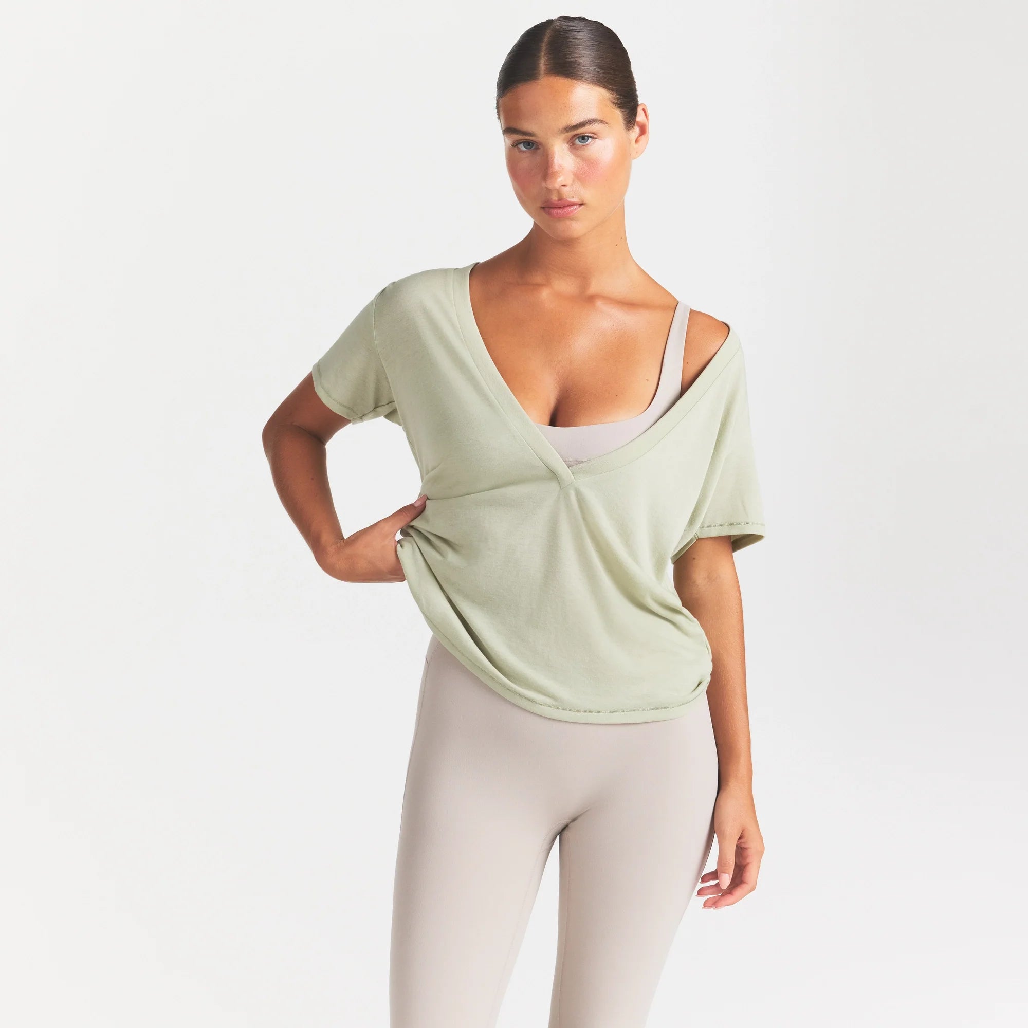 NikeSKIMS PERFORMANCE COTTON BLEND SHORT SLEEVE V-NECK TOP | TALC