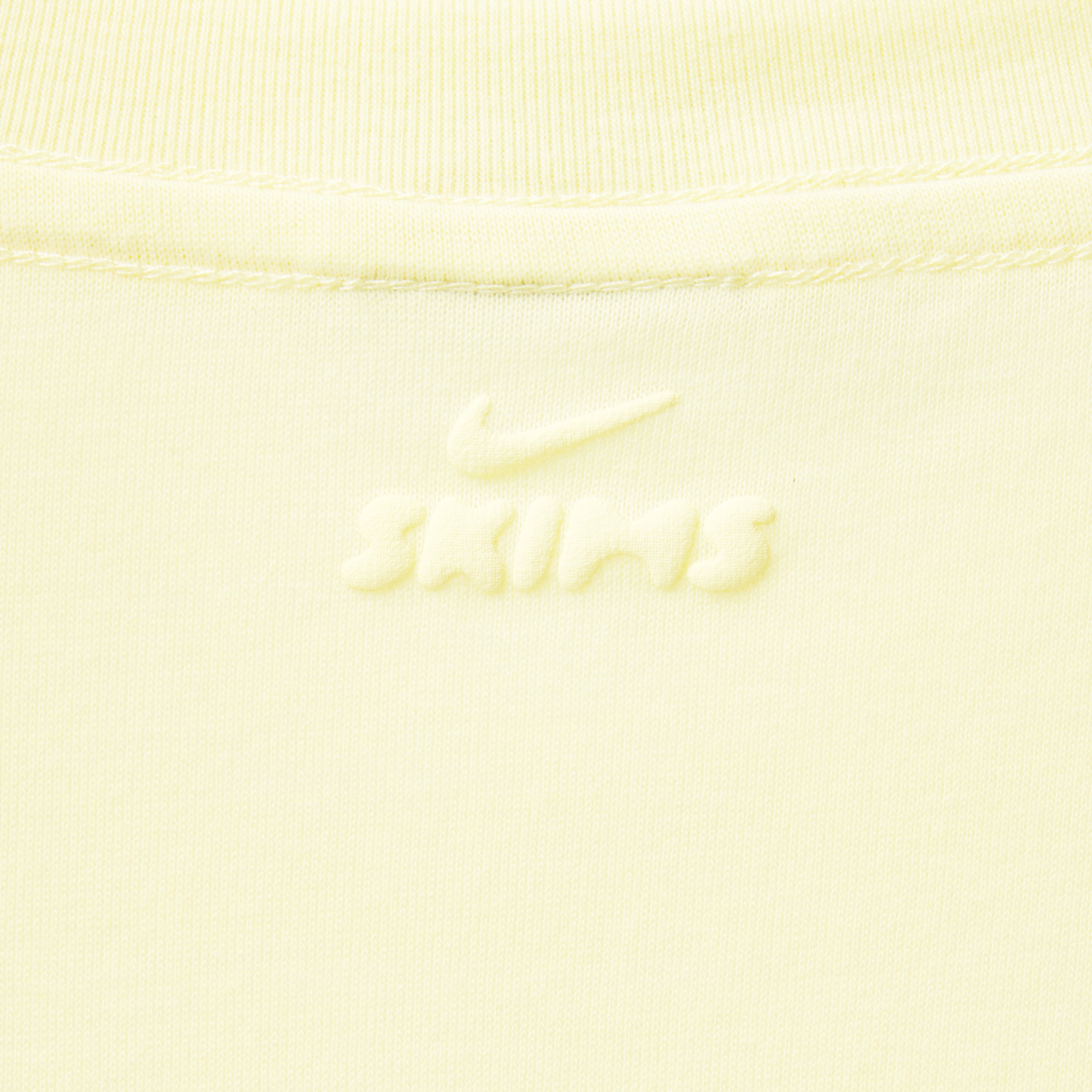 NikeSKIMS PERFORMANCE COTTON BLEND SHORT SLEEVE V-NECK CROP TOP | BICYCLE YELLOW