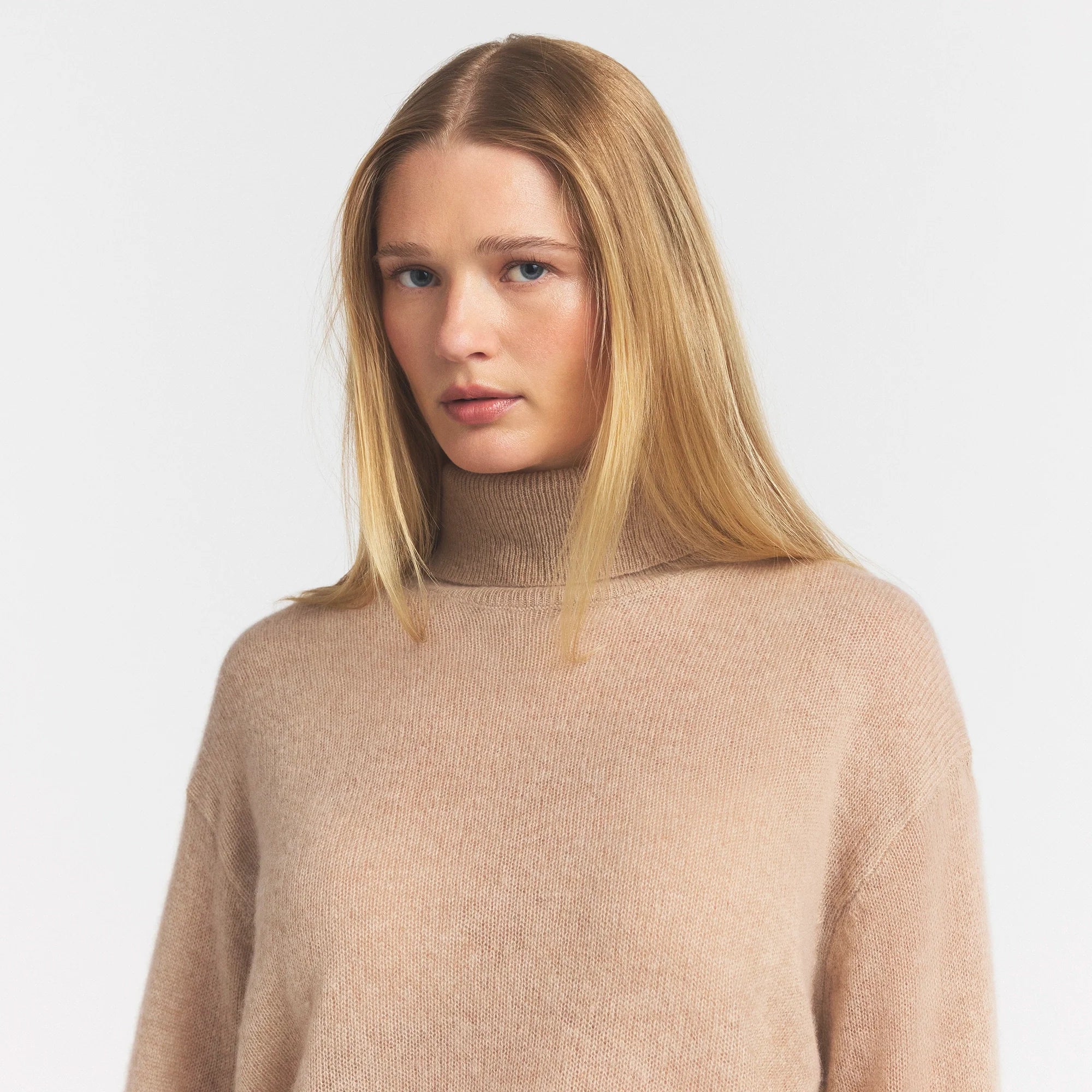AIRY CASHMERE TURTLENECK | TOFFEE